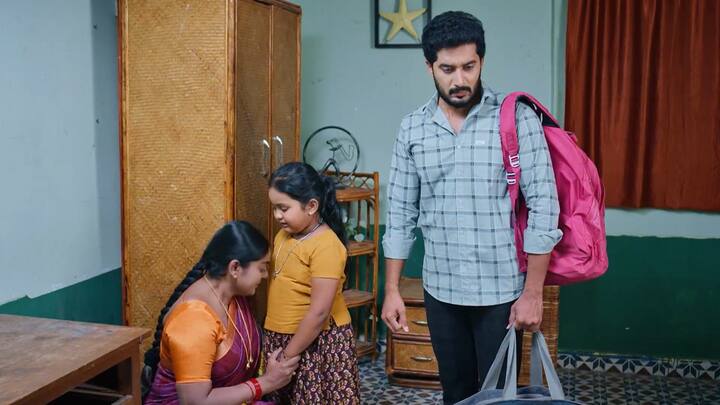 అన్ని సర్దిన తర్వాత వెళ్తుంటే నేను పాపను పంపను అని ఏడుస్తుంది దీప. దీంతో తన నాకు కూతురే. నా కూతురుకి మంచి జరుగుతుందనే కదా నేను తీసుకెళ్లాలనుకుంది. నువ్వు ఇలా చేస్తే ఎలా అంటూ కార్తీక్ చెప్పగా.. శౌర్య కూడా నాన్న చెప్పాడుగా అమ్మ వెళ్లి వచ్చేస్తానంటూ దీపకు సర్ది చెప్తుంది. (Images Source : Star MAA)