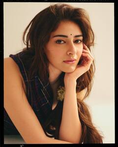 Photos : अनन्याने शेअर केला हटके लूक; केसात गजरा घालून केलं फोटोशूट!