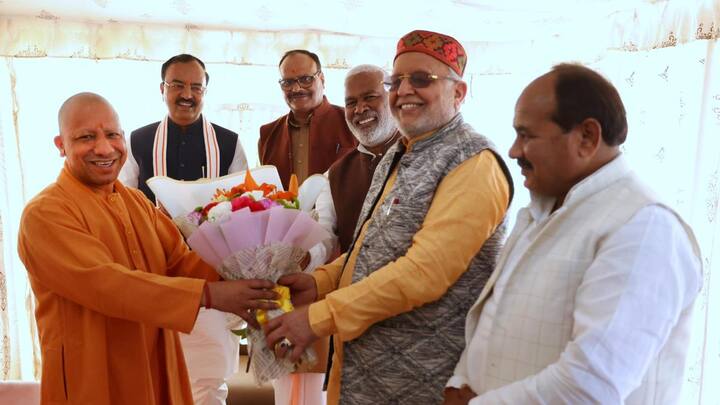 योगी सरकार में मंत्री सुरेश खन्ना ने सीएम योगी का स्वागत बैठक किया. इस दौरान दोनों डिप्टी सीएम भी मौजूद थे.