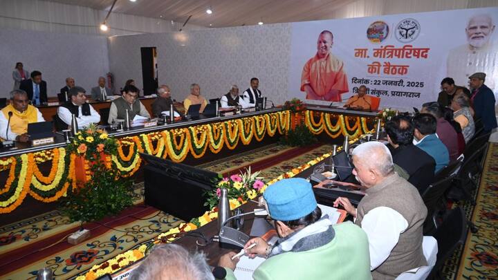 कैबिनेट की बैठक के बाद संगम पर मुख्यमंत्री योगी आदित्यनाथ और मंत्रिमंडल के सदस्य पूजा-अर्चना करेंगे और संगम में पवित्र डुबकी लगाएंगे.यह दूसरी बार होगा जब सीएम योगी आदित्यनाथ अपने मंत्रिमंडल के साथ संगम जाएंगे.