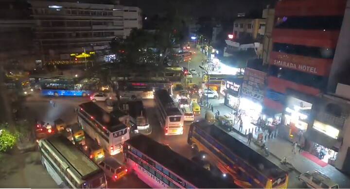 2. Bengaluru: India's tech hub, famous for its traffic snarls, reports an average travel time of 34 minutes and 33 seconds per 10 kilometers. It ranks 3rd globally and 64th in the congestion world rank. (Image Source: X/@VedantMhatre1)