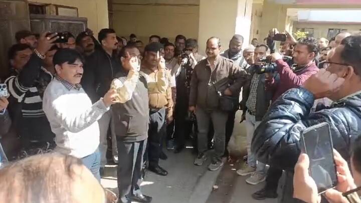 पोस्ट ऑफिस में काम कारण वाले सभी कर्मचारियों ने इसलिए विरोध किया क्योंकि अधिकारी उनके साथ गलत व्यवहार करते हैं. उनकी समस्याओं को नहीं समझते उनकी मांग को पूरा नहीं करते उन्हें हीनभावना से देखते हैं. जिसके चलते वो लगातार उनको प्रताड़ित करते हैं. कभी कर्मचारियों के दूसरे पोस्ट ऑफिस स्थानांतरण करते हैं. कभी उनकी छुट्टी को लेकर उनका वेतन काट दिया करते हैं. गलत शब्दों का प्रयोग कर उन्हें बुलाया जाता है. लंबे समय से चल रही इस प्रताड़न के चलते आज कर्मचारियों ने अधिकारी के व्यवहार के खिलाफ मोर्चा खोल दिया.