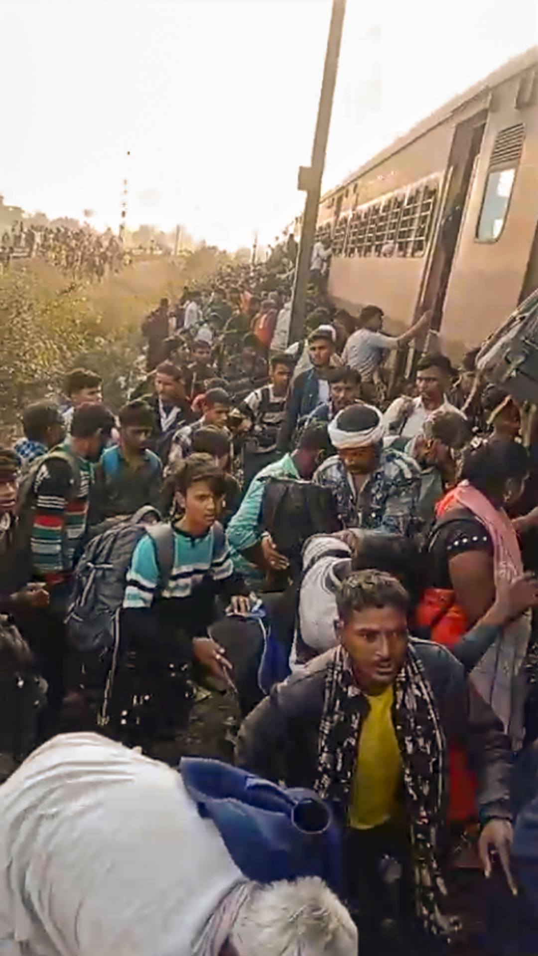इसके अलावा 40 लोग इस हादसे में घायल हुए हैं, अलग अलग रिपोर्ट में यह आंकड़ा अलग अलग है