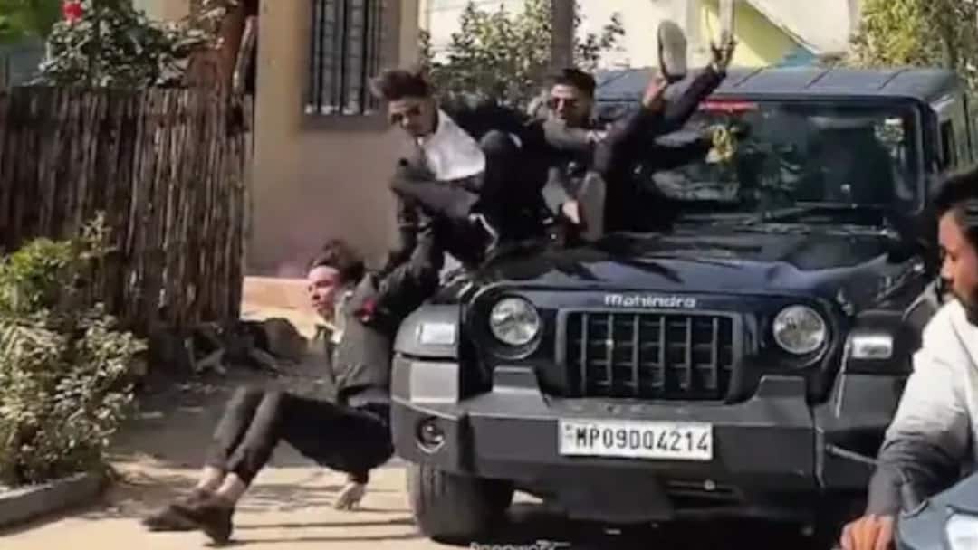 Viral Video Students Fall Off Moving Thar During Risky Stunt For Farewell Party Watch Viral Video: 'মহিন্দ্রা থার'- এর ছাদে চড়ে ফেয়ারওয়েল পার্টিতে 'গ্র্যান্ড এন্ট্রি'- র চেষ্টা ! পড়ুয়াদের পরিণতি দেখে আঁতকে উঠবেন