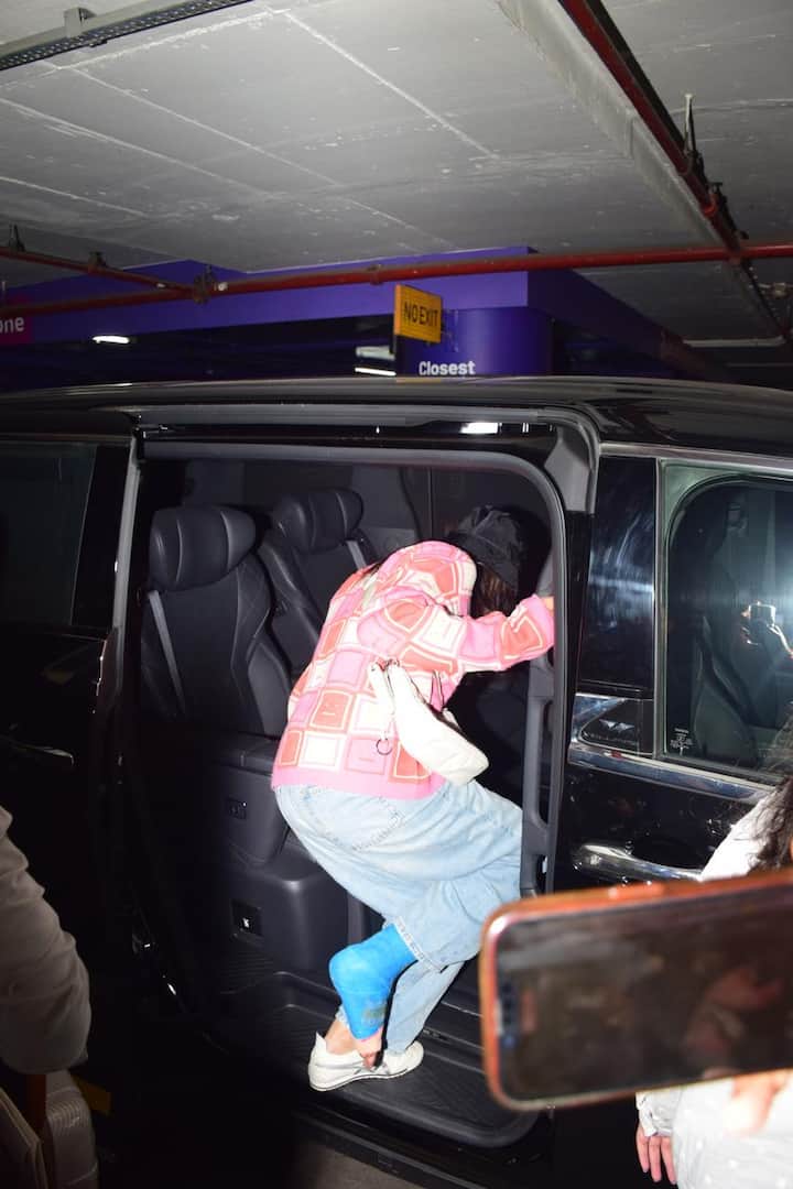 కుంటి కాలితో నడవలేక, కట్టు కట్టడంతో గెంతుతూ నడుస్తూ అలా కారు ఎక్కారు రష్మిక. హైదరాబాద్ ఎయిర్ పోర్టులో అయితే కారు దిగిన తర్వాత లోపలికి వెళ్ళడానికి కుంటుతూ వెళ్లారు. 