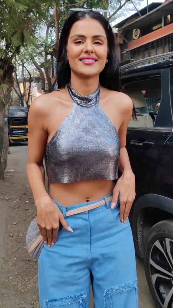 प्रियंका के टॉप को देख लोगों ने कहा-लगता है पैसों की कमी हो गई