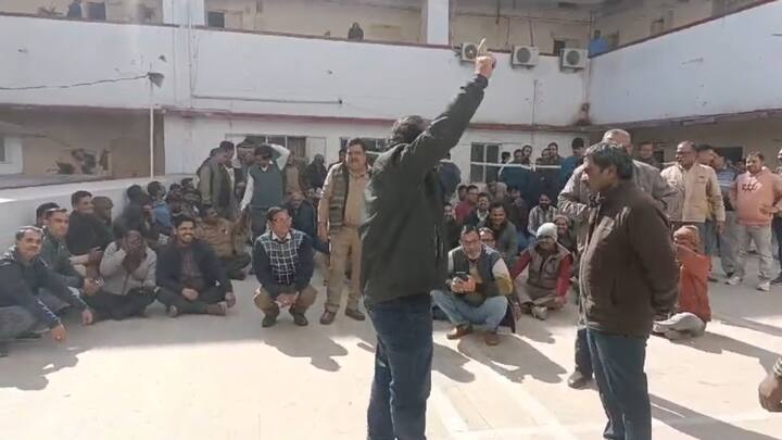 हेड पोस्ट ऑफिस में सबसे बड़े अधिकारी को कर्म जातियों ने उनके दुर्व्यवहार के चलते बंधक बना दिया साथ ही नारेबाजी के साथ काम पूरी तरह से बाधित कर दिया. पोस्ट ऑफिस यूनियन के कर्मचारियों ने नेताओं के साथ मिलकर अधिकारी के खिलाफ मोर्चा खोल दिया.