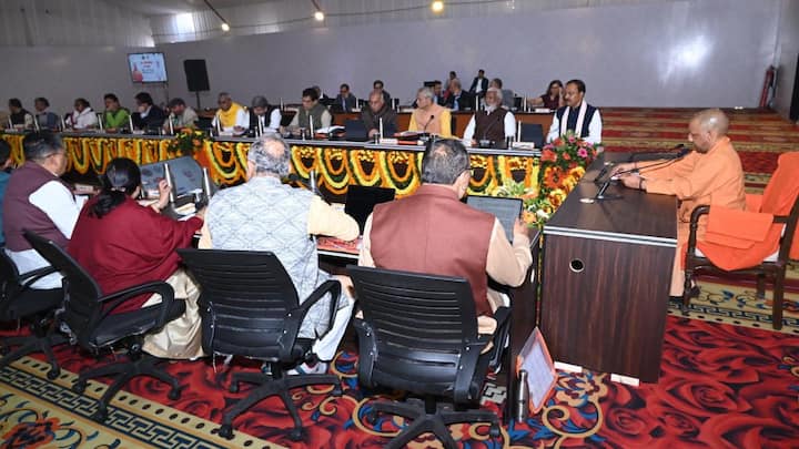 सीएम योगी आदित्यनाथ, उपमुख्यमंत्री केशव प्रसाद मौर्य और ब्रजेश पाठक, कैबिनेट मंत्री सुरेश कुमार खन्ना, सूर्य प्रताप शाही, स्वतंत्र देव सिंह, बेबी रानी मौर्य, जयवीर सिंह, लक्ष्मी नारायण चौधरी, धर्मपाल, नंद गोपाल नंदी, अनिल राजभर और स्वतंत्र प्रभार और राज्य मंत्रियों सहित सभी 54 मंत्री कैबिनेट बैठक में भाग लेने के बाद संगम में पवित्र डुबकी लगाएंगे.
