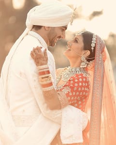 'इमली' फेम मेघा चक्रवर्ती ने लॉन्ग टाइम बॉयफ्रेंड  संग रचाई शादी, दुल्हन बन दूल्हे राजा को किया किस