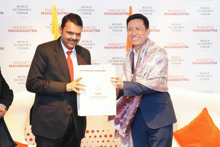दावोस येथील वर्ल्ड इकोनॉमिक फोरममध्ये पहिल्याच दिवशी महाराष्ट्राचे मुख्यमंत्री देवेंद्र फडणवीस यांच्या उपस्थितीत 6 लाख 25 हजार 457 कोटी रुपयांचे गुंतवणूक करार केले.