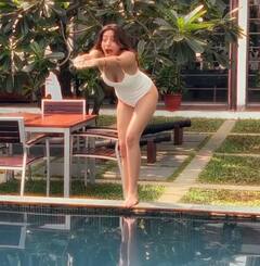 मोनोकिनी पहन पूल में उतरीं सुरभि चंदना, गोद में आराम फरमाते दिखे पति परमेश्वर, देखें तस्वीरें