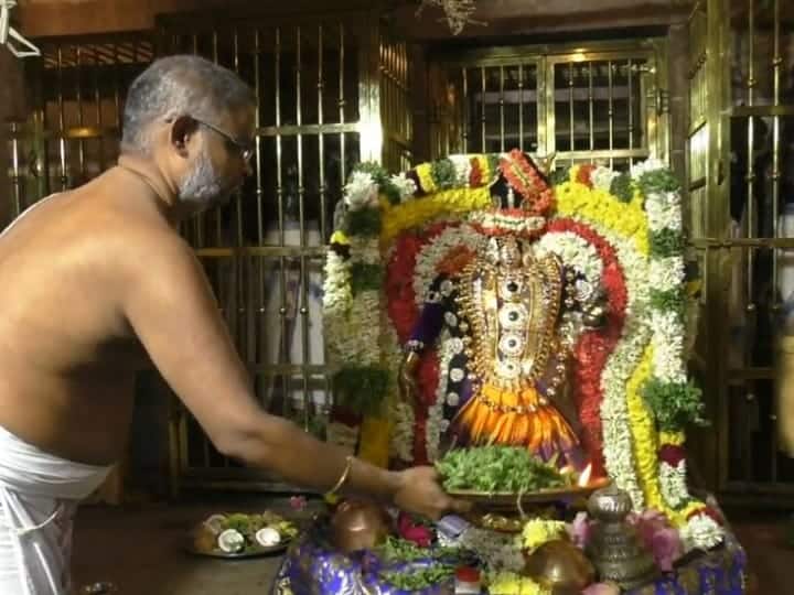 கரூர் ரெங்கநாத சுவாமி ஆலயத்தில் 9ஆம் நாள் நிகழ்ச்சியில் ஆண்டாள் திருக்கோலத்தில் திருவீதி உலா