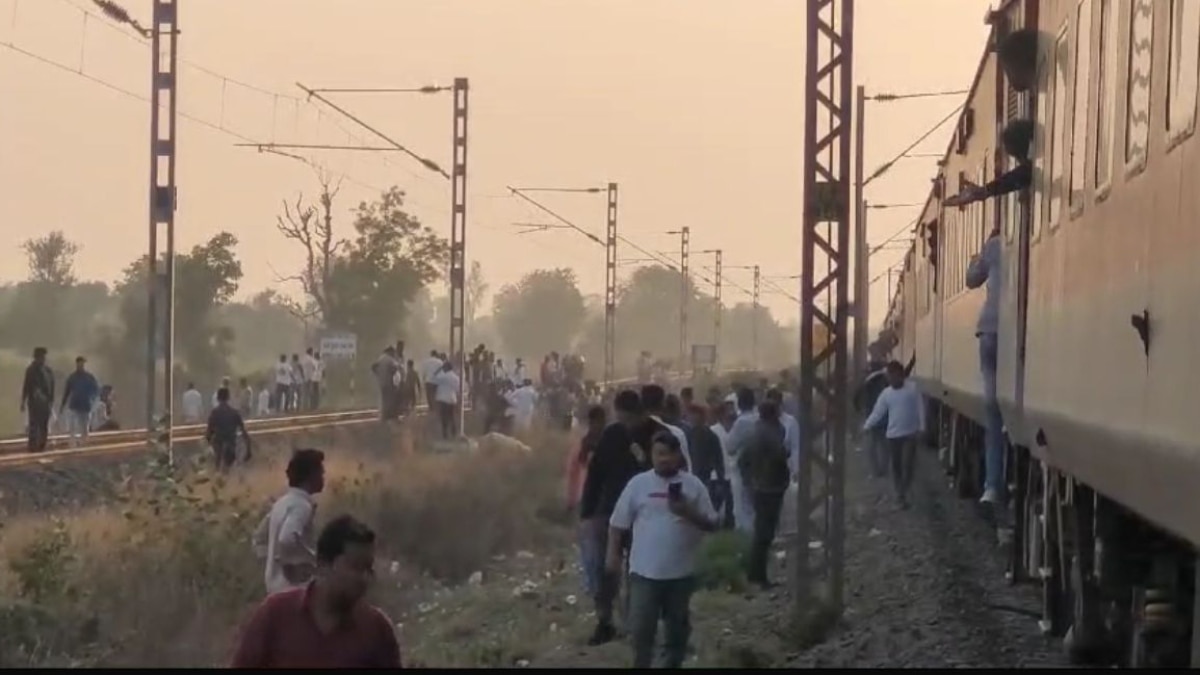 Pushpak Express Train Fire Live: महाराष्ट्र के जलगांव में बड़ा ट्रेन हादसा, 8 लोगों की मौत, आग की अफवाह के बाद कूदे यात्री ट्रेन से कटे