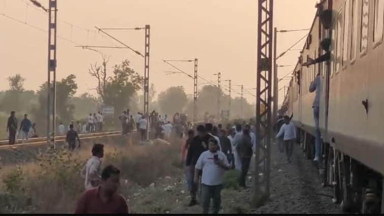 pushpak-express-train-fire-live-updates-indian-railways-jalgaon-train-accident-news-lucknow-to-mumbai Jalgaon Train Accident: આગની અફવા ફેલાતાં જ ચાલું ટ્રેનમાંથી કુદ્યા મુસાફરો, 11ના મોત, અનેક ઘાયલ