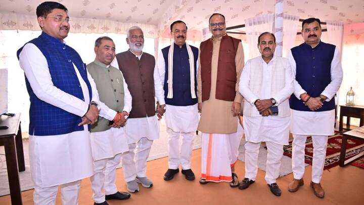 डिप्टी सीएम केशव प्रसाद मौर्य ने लिखा- महाकुंभ मेला क्षेत्र स्थित परेड ग्राउंड में मुख्यमंत्री योगी आदित्यनाथ  की अध्यक्षता में उत्तर प्रदेश सरकार की कैबिनेट बैठक में सहभागिता की. कुंभ-2019 के बाद दूसरी बार ऐतिहासिक कैबिनेट बैठक संगम मेला क्षेत्र महाकुंभ-2025 में सम्पन्न हुई.