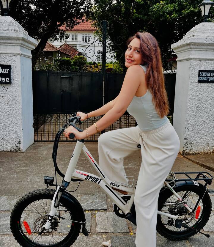 सुरभि ने केरल वेकेशन के दौरान साइकिल भी चलाई. ग्रे टॉप और व्हाइट ट्राउजर पहने एक्ट्रेस साइकिल के साथ पोज देती दिखीं.
