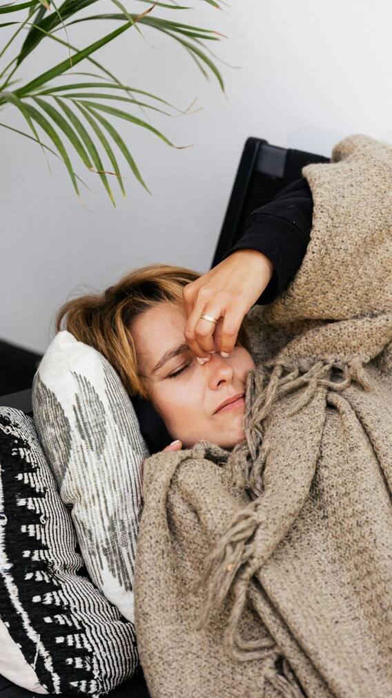 হাত-পা ফুলে যাচ্ছে, ঘনঘন অসুস্থ হয়ে পড়ছেন, শরীরে কীসের ঘাটতি হলে এইসব লক্ষণ দেখা যায়?