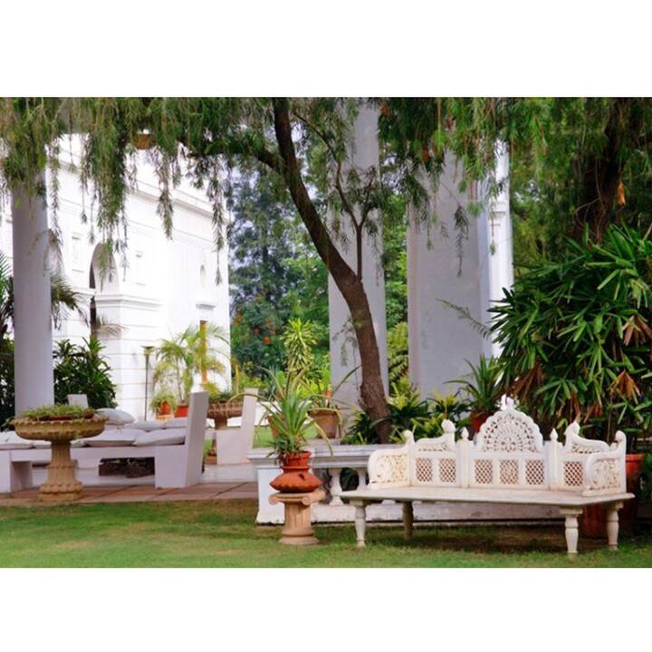 The vast outdoor areas of the palace provide a peaceful retreat, where Saif, Kareena, and their children, Taimur and Jeh, are often seen enjoying family time.