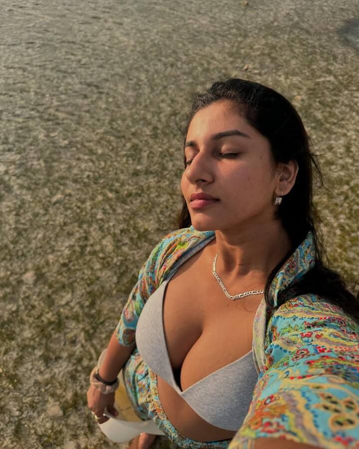 Actress Vishnu Priya: టాలీవుడ్ టీవీ ఆర్టిస్టుల్లో మోస్ట్ గ్లామరస్ లేడీస్ లో విష్ణుప్రియా భీమనేని పేరు కూడా తప్పకుండా ఉంటుంది. ఇండోనేషియాలో బాలి వెళ్ళినప్పుడు ఆవిడ అందాల ఆరబోతతో సోషల్ మీడియా హీట్ ఎక్కించారు. ఆ ఫోటోలు చూడండి.