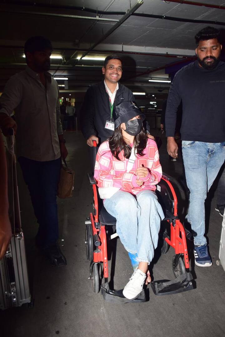Rashmika Mandanna airport photos latest: వీల్ ఛైర్ సాయంతో ఎయిర్ పోర్ట్ నుంచి బయటకు వస్తున్న అమ్మాయి ఎవరో గుర్తు పట్టారా? నేషనల్ క్రష్, స్టార్ హీరోయిన్ రష్మిక. 