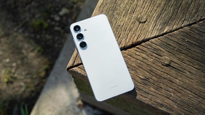 अगर आप नया फोन लेकर पुराना फोन एक्सचेंज करते हैं तो आपको 45,000 रुपये के आसपास का डिस्काउंट मिल जाने वाला है. ऐसे में आप इस फोन को सस्ते में खरीद सकते हैं.