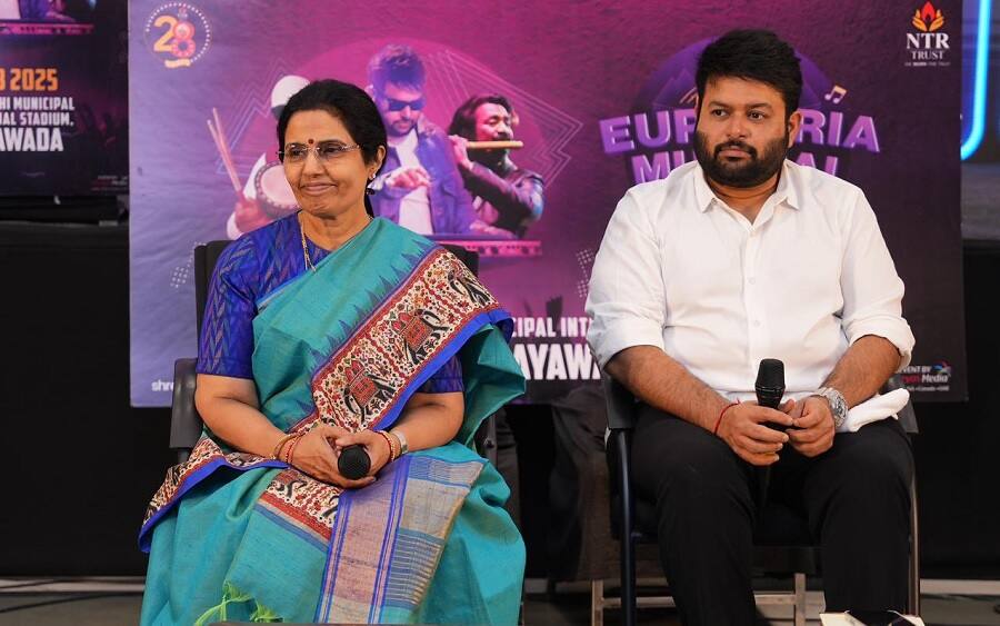 Nara Bhuvaneshwari: సీఎం చంద్రబాబుకు నారా భువనేశ్వరి షాక్, ఎవరైనా సరే టిక్కెట్ కొనుక్కుని రావాల్సిందేనని వ్యాఖ్యలు