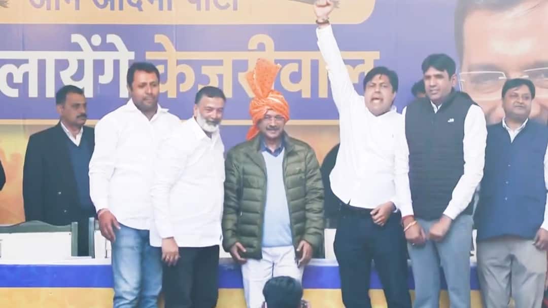 Delhi Assembly Election 2025 Congress leader Lokesh Bansal joins AAP with supporters  Delhi Election 2025: कांग्रेस नेता लोकेश बंसल समर्थकों के साथ AAP में शामिल, किया बड़ा दावा