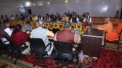 महाकुंभ में यूपी कैबिनेट की बैठक, सामने आईं ये तस्वीरें, इस अंदाज में दिखे सीएम योगी