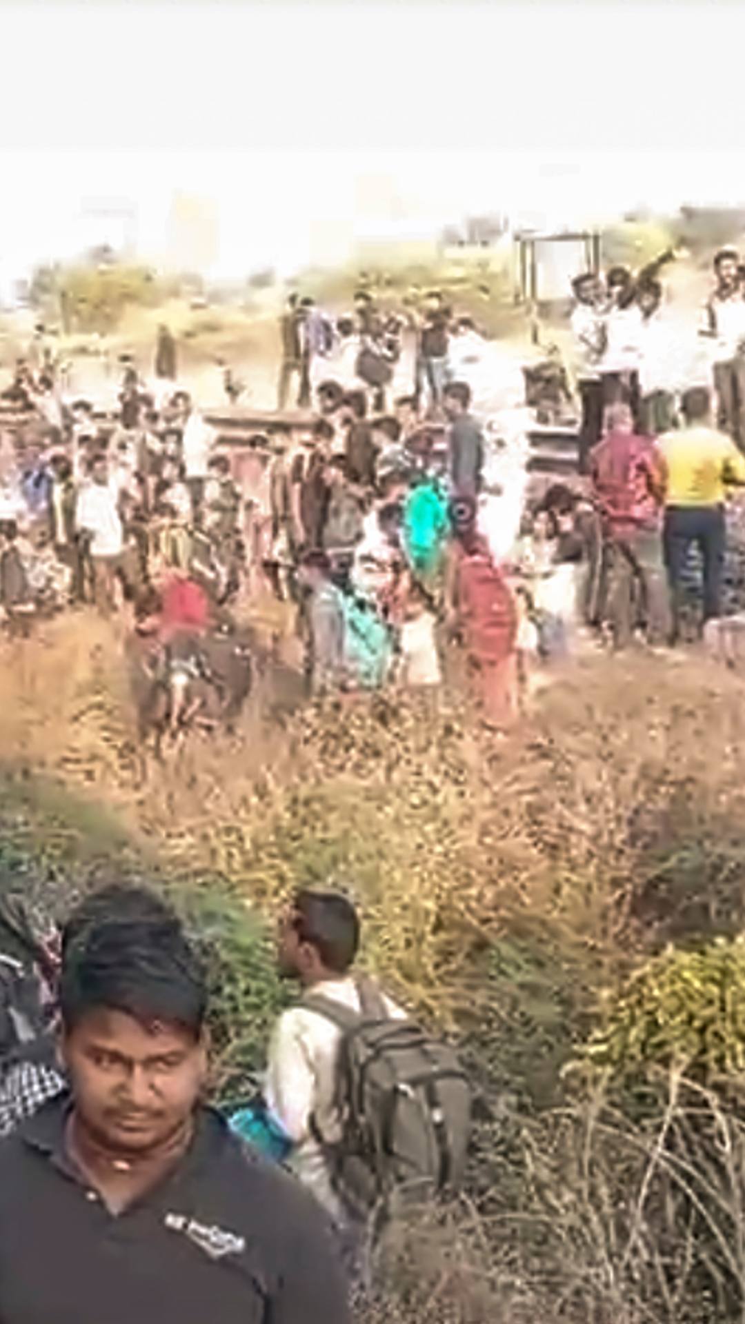 बताया जा रहा है कि लोग धुएं को देखकर ट्रेन से कूद गए जिसमें अभी तक 11 लोगों की मौत हो चुकी है