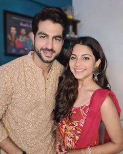 'इमली' फेम मेघा चक्रवर्ती ने लॉन्ग टाइम बॉयफ्रेंड  संग रचाई शादी, दुल्हन बन दूल्हे राजा को किया किस