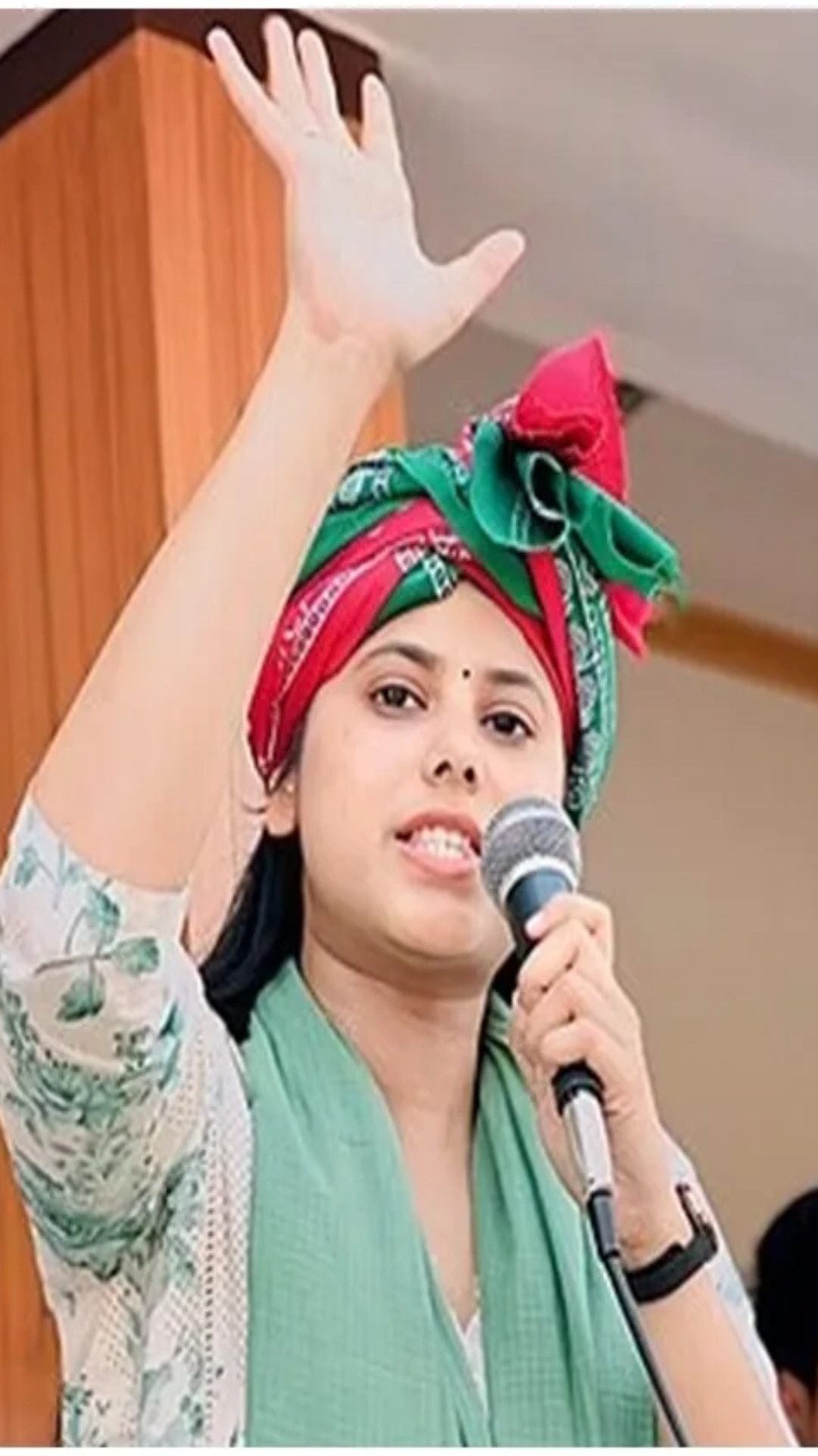 ప్రియ తండ్రి,   కేరాక‌ట్ నియోజ‌క‌వ‌ర్గ ఎమ్మెల్యే, సమాజ్ వాదీ పార్టీ సీనియర్ నేత  తుఫానీ స‌రోజ్
