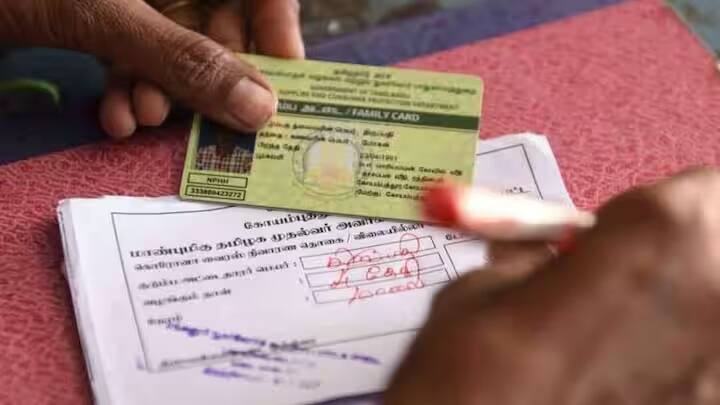 જે લોકો અયોગ્ય હોવા છતાં રેશનકાર્ડ મેળવે છે તેમના રેશનકાર્ડ રદ કરવામાં આવે છે. પરંતુ ક્યારેક રાશન કાર્ડમાંથી કેટલાક કારણોસર નામ નામ કાઢી નાખવામાં આવે છે. પરંતુ તે લોકો લાયક હોય છે. જો તમારી સાથે પણ આવું થાય છે તો તમે તમારું નામ ફરીથી જોડી શકો છો.