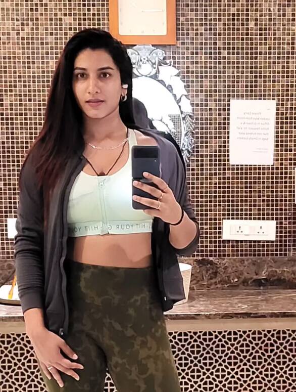 విష్ణుప్రియ రీసెంట్ ఫోటో ఇది. జిమ్ లో వర్కవుట్ చేసిన తర్వాత మిర్రర్ సెల్ఫీ తీసుకుని పోస్ట్ చేశారు.