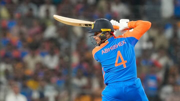 अभिषेक शर्मा ने टीम इंडिया के लिए दमदार प्रदर्शन करते हुए महज 20 गेंदों में अर्धशतक जड़ दिया. भारत ने अभिषेक की पारी के दम पर इंग्लैंड को कोलकाता में 7 विकेट से हराया. टीम इंडिया ने टी20 सीरीज में 1-0 की बढ़त बना ली है.