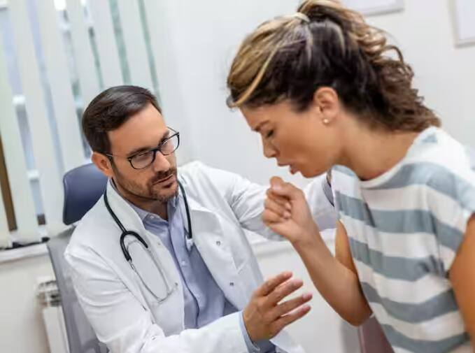 ਆਯੁਰਵੇਦ ਵਿੱਚ ਅਜਿਹੇ ਕਈ ਕੁਦਰਤੀ ਉਪਚਾਰਾਂ ਦਾ ਜ਼ਿਕਰ ਕੀਤਾ ਗਿਆ ਹੈ ਜੋ ਜ਼ੁਕਾਮ ਅਤੇ ਖੰਘ ਤੋਂ ਰਾਹਤ ਦਿਵਾਉਣ ਵਿੱਚ ਪ੍ਰਭਾਵਸ਼ਾਲੀ ਹਨ। ਬਦਲਦੇ ਮੌਸਮ ਵਿੱਚ ਜ਼ੁਕਾਮ ਅਤੇ ਖੰਘ ਵਰਗੀਆਂ ਸਿਹਤ ਸਮੱਸਿਆਵਾਂ ਆਮ ਹੋ ਜਾਂਦੀਆਂ ਹਨ। ਇਸ ਦੌਰਾਨ ਸਰੀਰ ਦੀ ਇਮਿਊਨਿਟੀ ਕਮਜ਼ੋਰ ਹੋ ਜਾਂਦੀ ਹੈ, ਜਿਸ ਨਾਲ ਇਨਫੈਕਸ਼ਨ ਦਾ ਖ਼ਤਰਾ ਵੱਧ ਜਾਂਦਾ ਹੈ। ਇਸ ਤੋਂ ਰਾਹਤ ਪਾਉਣ ਲਈ ਜ਼ਿਆਦਾਤਰ ਲੋਕ ਦਵਾਈਆਂ ਲੈਂਦੇ ਹਨ।