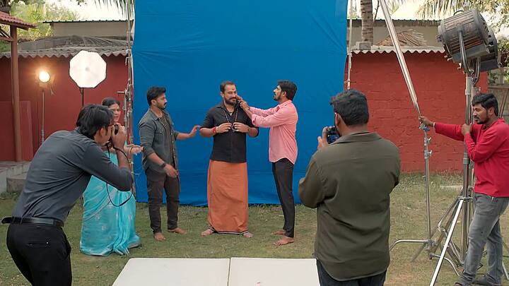 మహదేవయ్య ఫొటో షూట్ అయిపోయిన తర్వాత లోపలకు వెళ్లిపోతాడు..అప్పుడు  ఫొటోగ్రాఫర్ తో మాట్లాడుతాడు క్రిష్.  నా భార్య ఫొటోస్ సూపర్ ఉండాలి పోస్టర్ చూసినోడికి దిమ్మతిరిగిపోవాలంటాడు.. అది వింటుంది నందిని. ఆ తర్వాత సత్య ఫొటో షూట్ జరుగుతుంది.