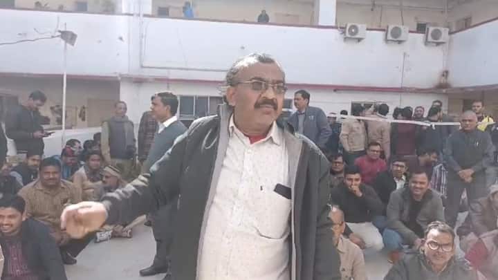 वहीं पोस्ट ऑफिस के हेड पोस्टमास्टर देवदास ने बताया कि उन्हें बंधक उन्हीं के घर में बना लिया गया क्योंकि वो अपने इस डाकघर को अपना घर मानते हैं. हेड पोस्टमास्टर साहब ने बताया कि हमने सिर्फ इतना कहा था कि अगर आप कार्यालय आ रहे हैं तो आपको कम करना पडेगा, ओर रोजाना कार्यालय आना भी पड़ेगा अगर वो आकर काम नहीं करेंगे तो उन्हें सैलरी जनता के पैसों से दी जाती है और जनता का काम बाधित नहीं होना चाहिए.