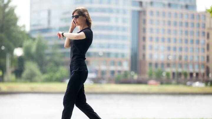 রোজ জিমে গিয়ে কসরত করা সম্ভব নয় সকলের পক্ষে। তার চেয়ে হাঁটাহাঁটি বেছে নেন তাঁরা। কিন্তু শুধু হাঁটলেই হল না, সেই হাঁটাহাঁটিতে আদৌ কাজ হচ্ছে কি না, বোঝো জরুরি।