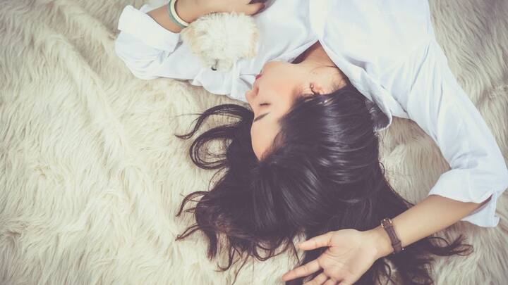 দেরি করে ঘুমানোর অভ্যাস থাকে অনেকের। এমনকী বেশি রাত পর্যন্ত ফোন দেখার অভ্যাসও। যার প্রভাব সরাসরি পড়ে চোখের উপর। তাই ঘুমানোর সময় নির্দিষ্ট করতে হবে।