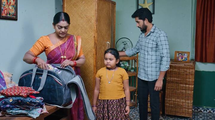 ఈరోజు ఎపిసోడ్​లో కార్తీక్ దీప దగ్గరకు వచ్చి.. రౌడీని వారం బయటకు తీసుకెళ్తున్నాని తన డ్రెస్​లు సర్దమని చెప్తాడు. తనను బయటకు పంపడం ఇష్టం లేదని అంటూనే శౌర్య బట్టలు సర్దుతుంది దీప. (Images Source : Star MAA)