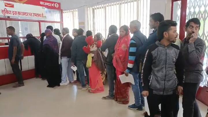 भारतीय डाक सेवा देश की सबसे बड़ी सेवाओं में एक है. एक शहर से दूसरे शहर में लोगों के संदेशों के पहुंचने के लिए ये बहुत पुरानी सेवा है लेकिन कानपुर के बड़े चौराहे पर बने हेड पोस्ट ऑफिस में कार्यरत कर्मचारियों ने अपने अधिकारी के खराब व्यवहार और उनके साथ किए जा रहे अमानवीय व्यवहार को लेकर एक जुट हो गए और इसी के चलते सभी कर्मचारियों ने पोस्ट ऑफिस का कामकाज बंद कर विरोध शुरू कर दिया इस विरोध में कर्मचारी इस कदर हावी हुए कि उन्होंने अपने बड़े अधिकारी को उनके ही कक्ष में बंद कर बंधक बना लिया और सभी कर्मचारियों से माफी मांगने की मांग करने लगे.
