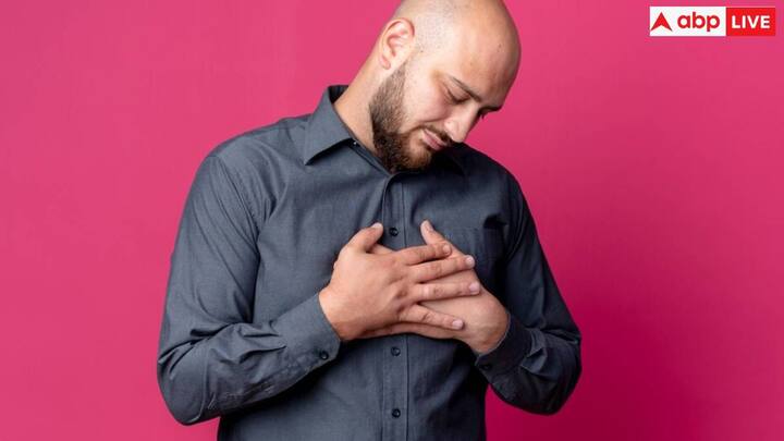 दिल को हेल्दी रखने के लिए हेल्दी खाना खाएं: अपने दिल और समग्र स्वास्थ्य के लिए सबसे अच्छी चीजों में से एक है स्वस्थ खाद्य पदार्थ खाना.यही कारण है कि आयुर्वेदिक चिकित्सक प्रसंस्कृत खाद्य पदार्थों के बजाय भरपूर मात्रा में सब्जियों और फलों के साथ ताजा पका हुआ भोजन चुनने की सलाह देते हैं.