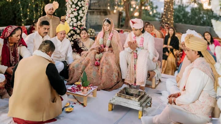 दरअसल नीरज की शादी में बहुत ही कम लोगों को इनवाइट किया गया था. इसमें हिमानी और नीरज के करीबी रिश्तेदार और कुछ दोस्त ही शामिल हुए.