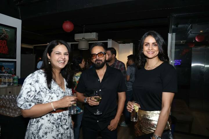 वहीं एक फोटो में एक्ट्रेस गुल पनाग कैमरे के लिए पोज देती नजर आ रही हैं. उन्होंने पार्टी के लिए ब्लैक टॉप और गोल्डन स्कर्ट पहनी है.