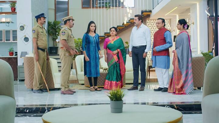 దాసు విషయంలో పోలీసులు జ్యోత్స్న ఇంటికి వెళ్తారు. దీంతో జ్యోత్స్నతో పాటు దశరథ్ కూడా తెగ టెన్షన్ పడుతూ ఉంటాడు. దాసుపై అటాక్​ జరగకముందు చివరిసారిగా ఇక్కడికే వచ్చాడంటూ పోలీసులు అడిగే సరికి జ్యోత్స్న దొరికిపోయామనుకుని టెన్షన్ పడుతుంది.(Image Credit: Disney Plus Hotstar/ Star Maa)