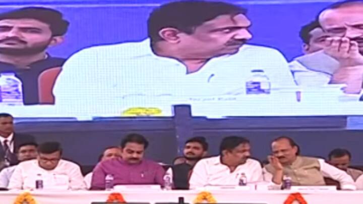 या कार्यक्रमामध्ये शरद पवार आणि दिलीप वळसे-पाटलांमध्ये काय बोलणं झालं असावं याबाबतही राजकीय वर्तुळात चर्चा रंगली आहे.