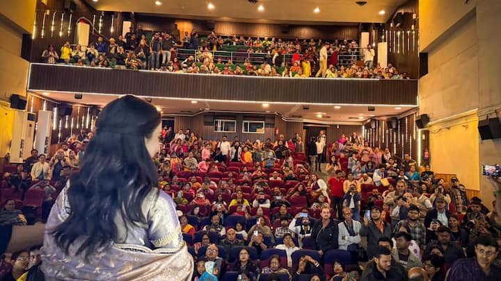 রুক্মিণীকে এই ছবিতে দেখা গিয়েছে বিনোদিনী দাসীর ভূমিকায়। ছবির শেষে দর্শকদের সামনে রুক্মিণী আসতেই তাঁকে ঘিরে উচ্ছ্বাস। প্রত্যেকেই জানাতে থাকেন তাঁদের মুগ্ধতার কথা। দর্শকদের ভালবাসায় উচ্ছ্বসিত রুক্মিণীও।