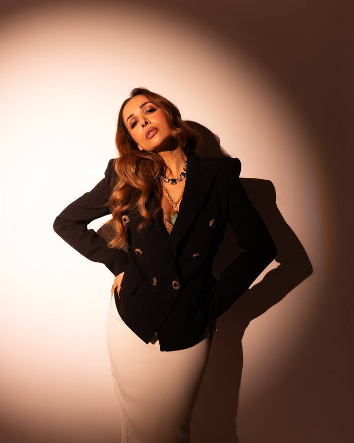 मलायका अरोरा सोशल मीडियावर चांगलीच सक्रिय असते, ती तिच्या आयुष्याबद्दलच्या प्रत्येक अपडेट्स चाहत्यांसोबत शेअर करत असते.