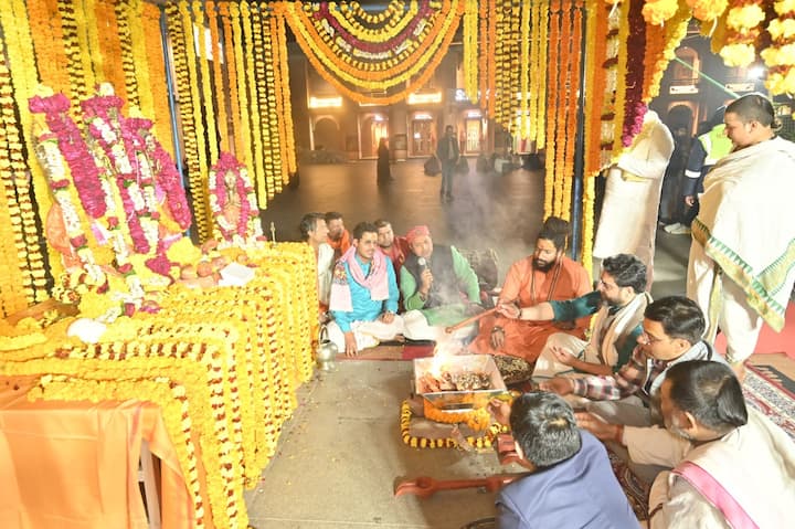 यहां मंदिर परिसर में आने वाले श्रद्धालु भी पूजन में पूरे भक्ति भाव से शामिल हुए.