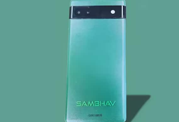 ਦੇਸ਼ ਵਿੱਚ ਸਮਾਰਟਫੋਨ ਦੀ ਵਰਤੋਂ ਤੇਜ਼ੀ ਨਾਲ ਵਧੀ ਹੈ। ਲੋਕ ਨਵੇਂ ਫੀਚਰਸ ਵਾਲੇ ਸਮਾਰਟਫੋਨ ਦੀ ਵਰਤੋਂ ਕਰਦੇ ਹਨ। ਪਰ ਕੀ ਤੁਸੀਂ ਜਾਣਦੇ ਹੋ ਕਿ ਭਾਰਤੀ ਫੌਜ ਦੇ ਜਵਾਨਾਂ ਕੋਲ ਜਿਹੜਾ 5G ਸਮਾਰਟਫੋਨ ਹੈ, ਉਹ ਆਮ ਫੋਨ ਤੋਂ ਬਿਲਕੁਲ ਵੱਖਰਾ ਹੁੰਦਾ ਹੈ। ਹਾਂ, ਦਰਅਸਲ, SAMBHAV 5G ਸਮਾਰਟਫੋਨ ਭਾਰਤੀ ਫੌਜ ਦੇ ਲਗਭਗ 30 ਹਜ਼ਾਰ ਸੈਨਿਕਾਂ ਲਈ ਉਪਲਬਧ ਕਰਵਾਇਆ ਗਿਆ ਹੈ। ਇਹ ਸਮਾਰਟਫੋਨ ਆਮ ਫੋਨਾਂ ਤੋਂ ਬਿਲਕੁਲ ਵੱਖਰਾ ਅਤੇ ਸੁਰੱਖਿਅਤ ਹੈ। ਫੌਜ ਮੁਖੀ ਜਨਰਲ ਉਪੇਂਦਰ ਦਿਵੇਦੀ ਦੇ ਅਨੁਸਾਰ, ਇਸ ਸੁਰੱਖਿਅਤ ਫੋਨ ਦੀ ਵਰਤੋਂ ਪਿਛਲੇ ਸਾਲ ਅਕਤੂਬਰ ਵਿੱਚ ਭਾਰਤ-ਚੀਨ ਸਰਹੱਦ 'ਤੇ ਹੋਈ ਗੱਲਬਾਤ ਦੌਰਾਨ ਕੀਤੀ ਗਈ ਸੀ। ANI ਦੀ ਇੱਕ ਰਿਪੋਰਟ ਦੇ ਅਨੁਸਾਰ, SAMBHAV ਸਮਾਰਟਫੋਨ ਫੌਜ ਦੇ ਜਵਾਨਾਂ ਨੂੰ ਪੂਰੀ ਸੁਰੱਖਿਆ ਦੇਣ ਦੇ ਉਦੇਸ਼ ਨਾਲ ਵਿਕਸਤ ਕੀਤਾ ਗਿਆ ਹੈ। ਇਹ ਫ਼ੋਨ ਇੱਕ ਐਂਡ-ਟੂ-ਐਂਡ ਸਿਕਿਊਰ ਮੋਬਾਈਲ ਈਕੋਸਿਸਟਮ 'ਤੇ ਕੰਮ ਕਰਦਾ ਹੈ, ਜਿਸ ਨਾਲ ਸਾਰੇ ਕਮਿਊਨੀਕੇਸ਼ਨ ਪੂਰੀ ਤਰ੍ਹਾਂ ਨਾਲ ਸੁਰੱਖਿਅਤ ਰਹਿੰਦੇ ਹਨ।